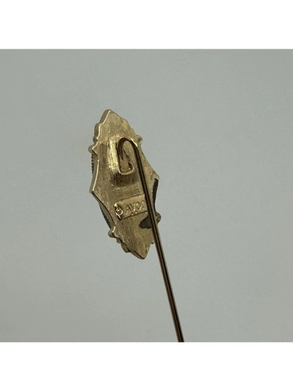 Vintage Avon Kensington Stick Pin Victorian Revival Gold Tone Heraldic Lapel - Picture 5 of 7